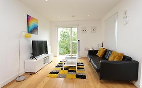 Spacious & Modern 1 Bedroom Close To Station In E16