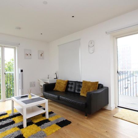 Spacious & Modern 1 Bedroom Close To Station In E16 London Exterior photo